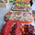 Na zdjęciu widzimy słodki poczęstunek podczas Pikniku Rodzinnego, który przygotowali mieszkańcy Okuninki.