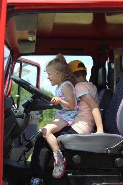 Na zdjęciu widzimy dzieci w wozie strażackim OSP Okuninka podczas Pikniku Rodzinnego w Okunince.