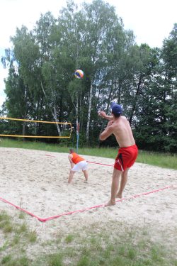 Na zdjęciu widzimy boisko plażowe do siatkówki nad Jeziorem Białym wraz z zawodnikami turnieju.