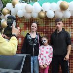 Na zdjęciu widzimy uczestników Dnia Rodziny w Sobiborze, którzy korzystają z usługi fotobudki.