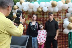 Na zdjęciu widzimy uczestników Dnia Rodziny w Sobiborze, którzy korzystają z usługi fotobudki.