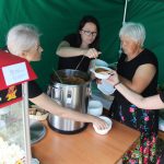 Na zdjęciu widzimy członkinie Koła Gospodyń Wiejskich w Sobiborze, które nakładają jedzenie dla uczestników Dnia Rodziny.