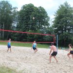 Na zdjęciu widzimy boisko do piłki siatkowej plażowej nad Jeziorem Białym wraz z uczestnikami turnieju.