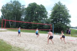 Na zdjęciu widzimy boisko do piłki siatkowej plażowej nad Jeziorem Białym wraz z uczestnikami turnieju.